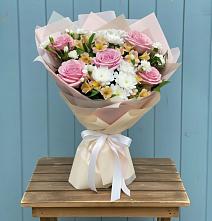 Букет цветов из:  Гвоздики, Орхидеи и Розы в Николаевке Ростовской области