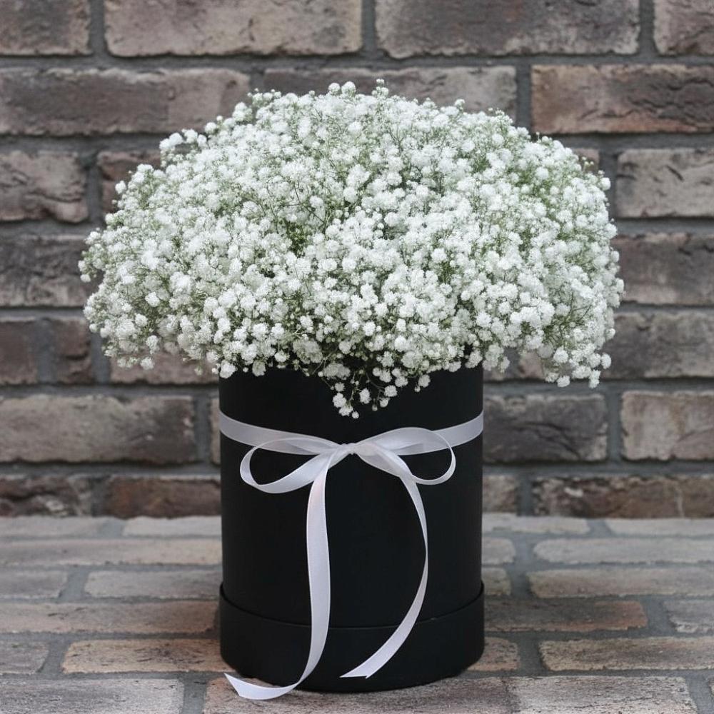 Цветочная композиция из Гипсофила в шляпной коробке в Николаевке Ростовской области