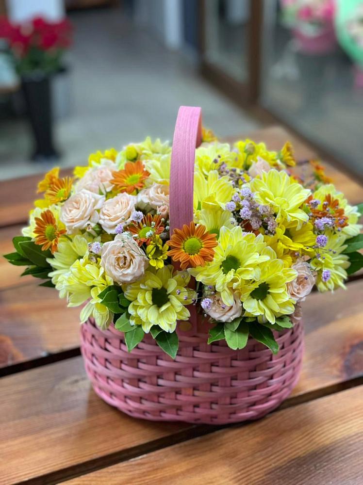 Цветочная композиция из Хризантемы и Розы в корзине в Николаевке Ростовской области