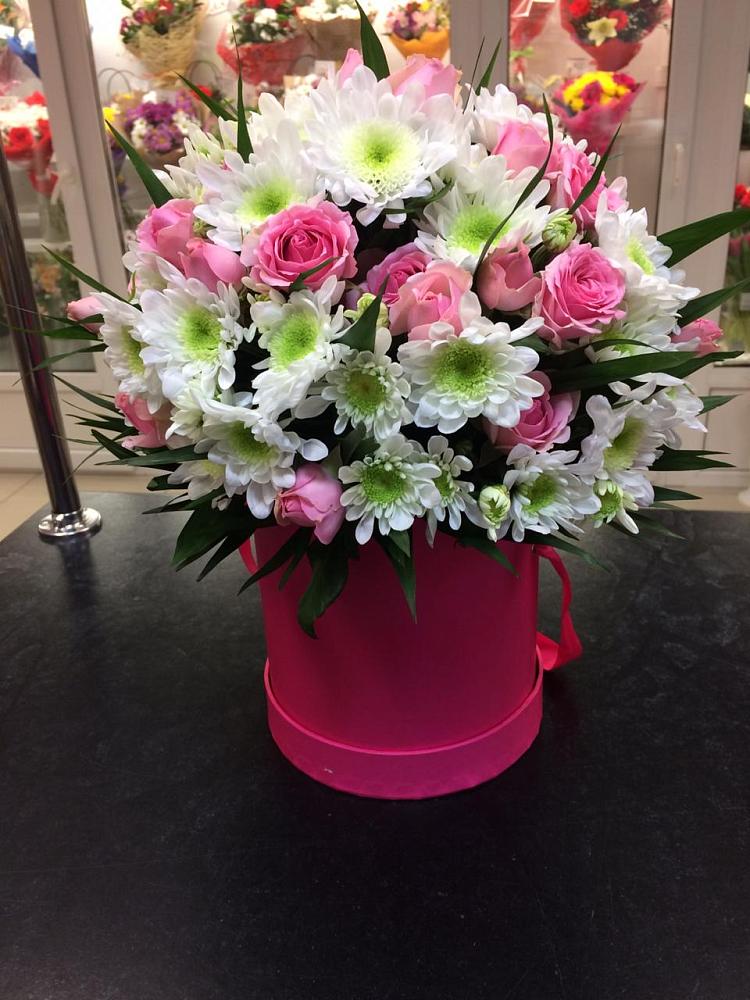 Цветочная композиция из Розы и Хризантемы в шляпной коробке в Николаевке Ростовской области