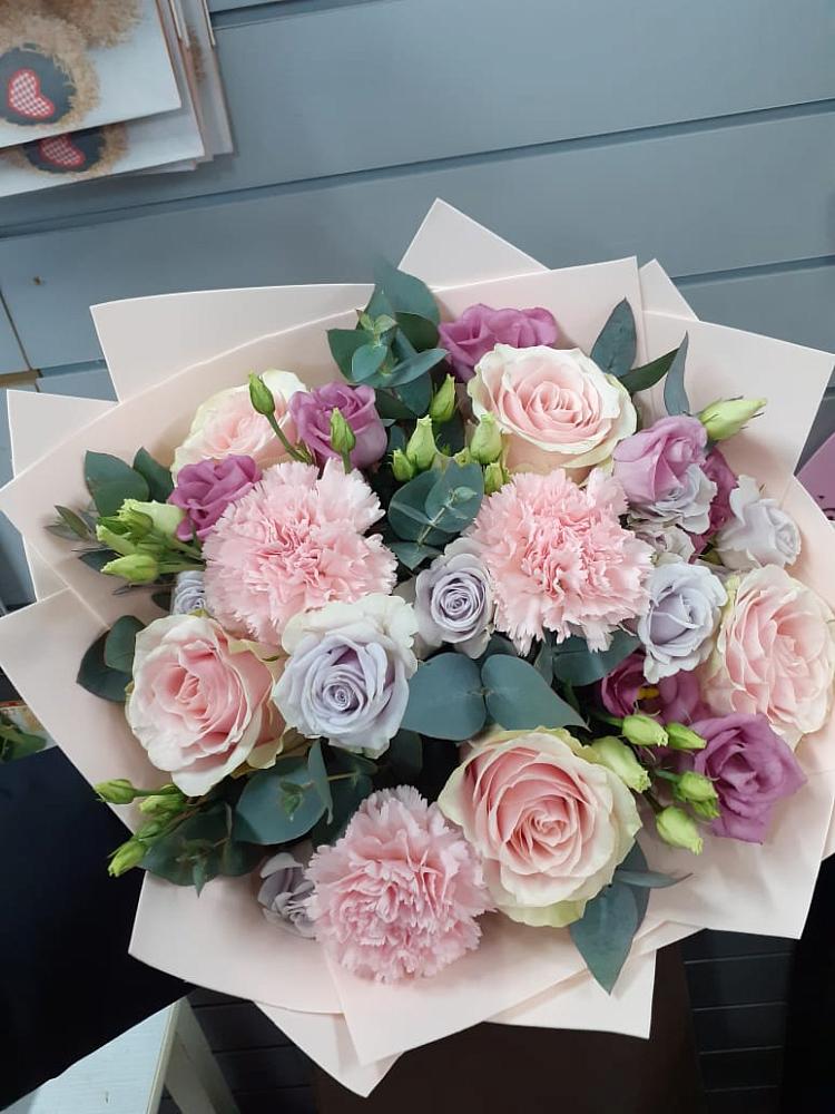 Букет цветов из: Розы, Гвоздики и Лизиантусы в Николаевке Ростовской области