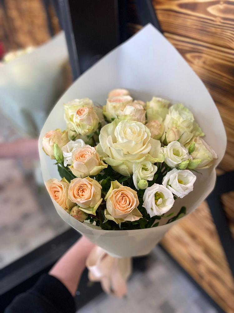 Букет цветов из: Розы и Лизиантусы в Николаевке Ростовской области